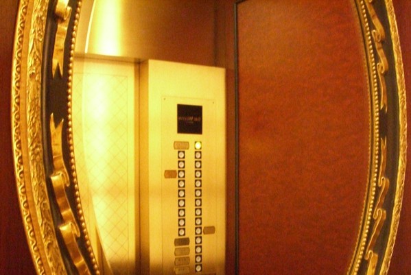 車いすの方へ エレベーターの優しい配慮とは 名古屋のビル管理 エレベーター管理 電気代の削減は株式会社recod